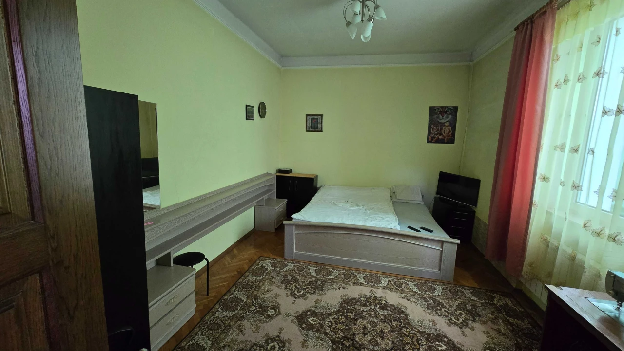 Продається будинок в центрі міста.