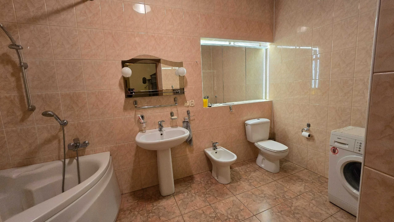 Продається будинок в центрі міста.