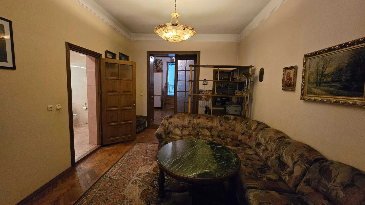 Продається будинок в центрі міста.