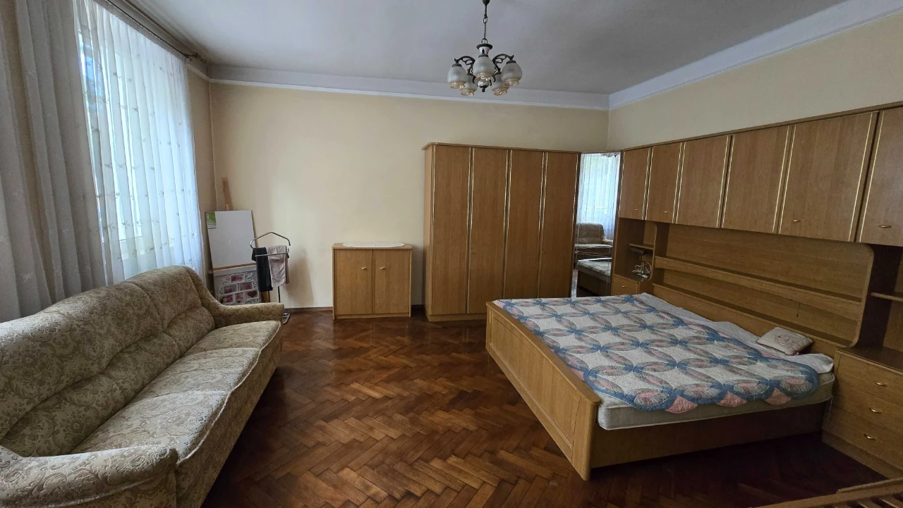 Продається будинок в центрі міста.