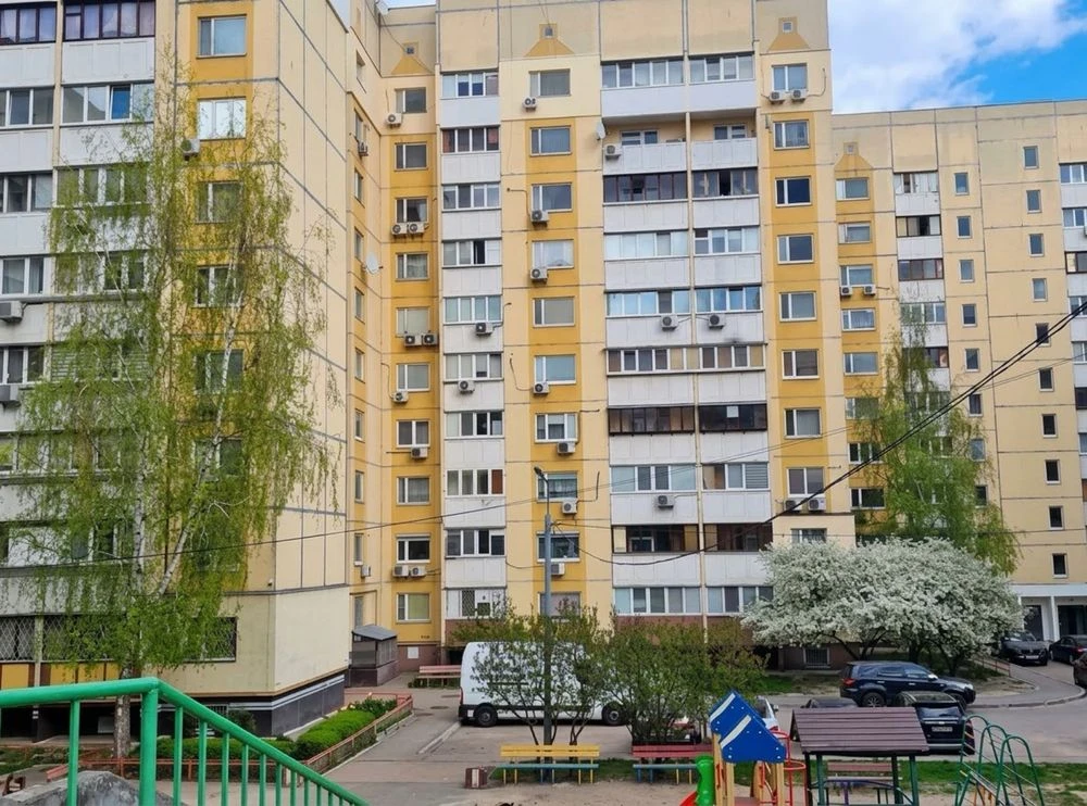 Продаж 3-квартири 81,5 кв. м на вул. Івана Пулюя 1