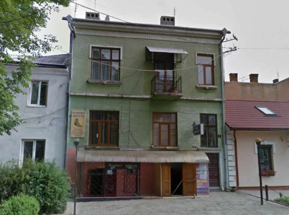 Sale of house in the city of Chernivtsi, Kazarmenny street, 4