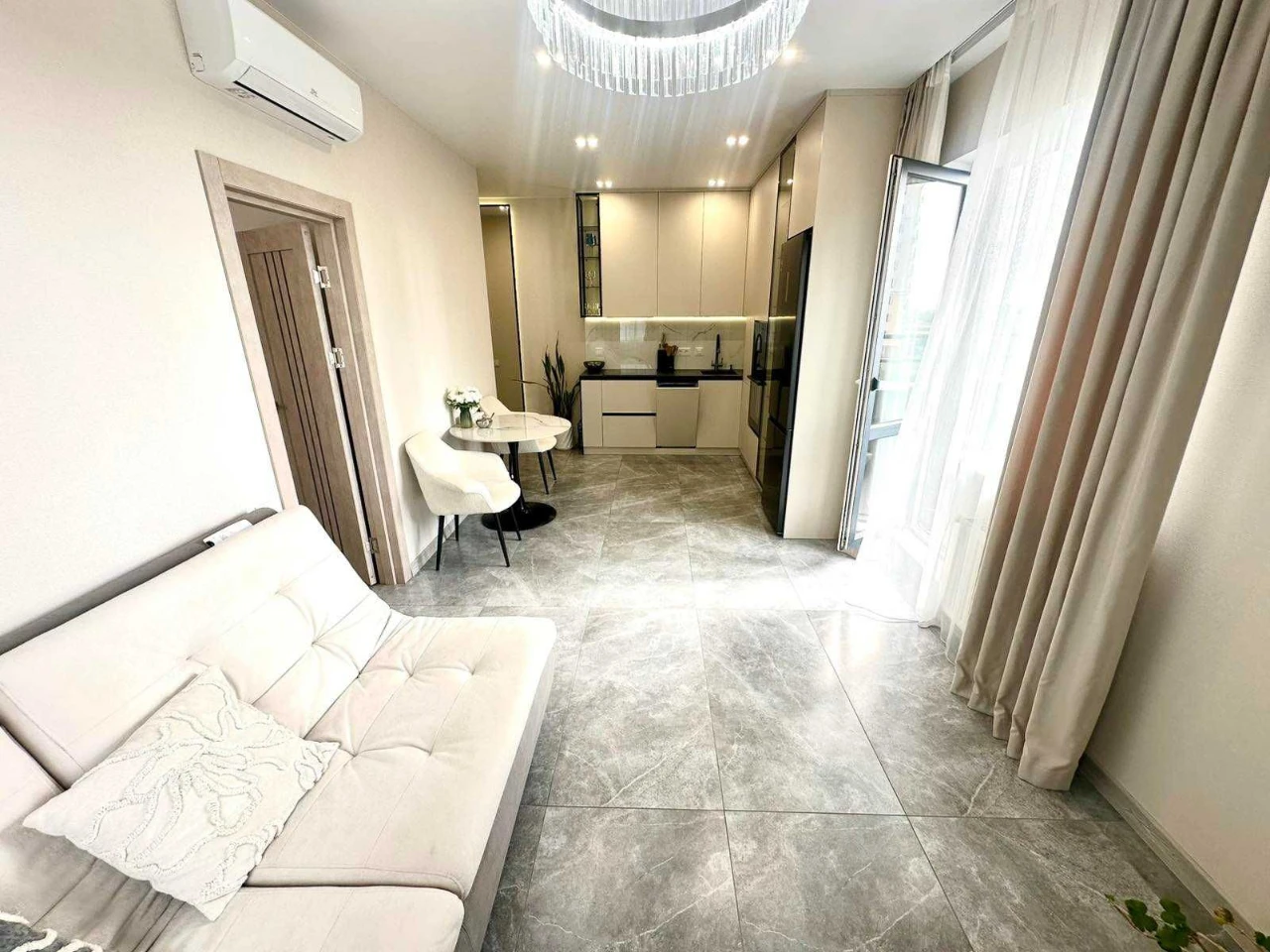 1 room apartment in a new building on Tairova with renovation. Kitchen-living room.