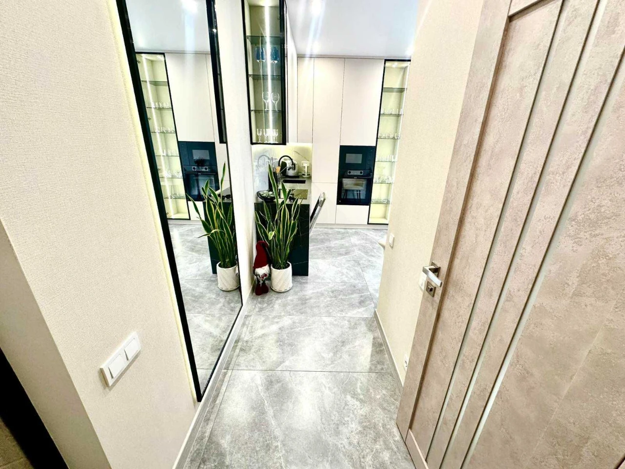 1 room apartment in a new building on Tairova with renovation. Kitchen-living room.