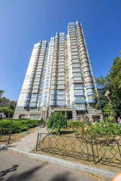 Продажа! 4-комнатная квартира на ул. Институтской, 18-а, в