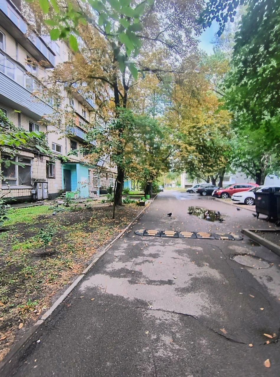 Продаж трикімнатної на Левіцького (Курчатова) Лісовий масив