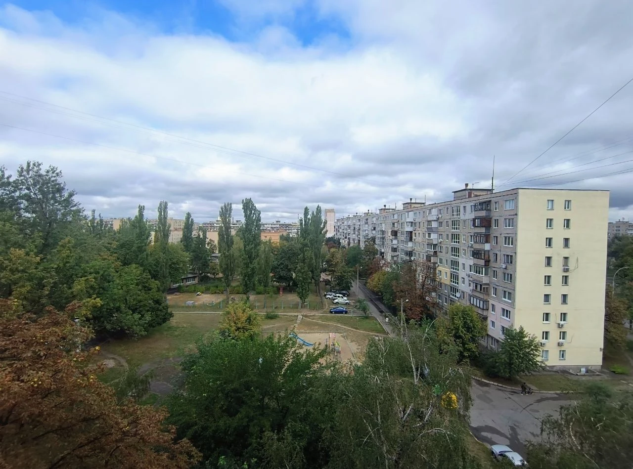 Продаж трикімнатної на Левіцького (Курчатова) Лісовий масив