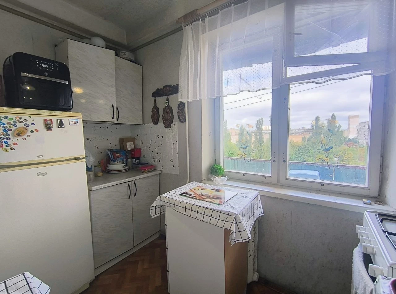 Продаж трикімнатної на Левіцького (Курчатова) Лісовий масив