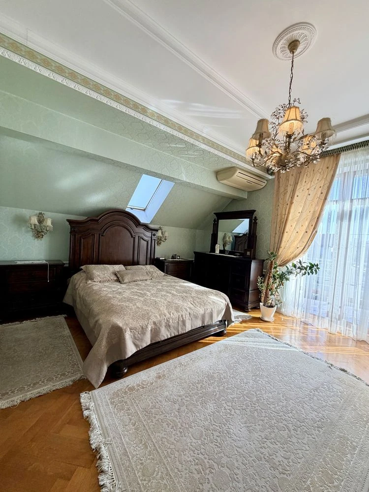 Sale of a house on Melrose