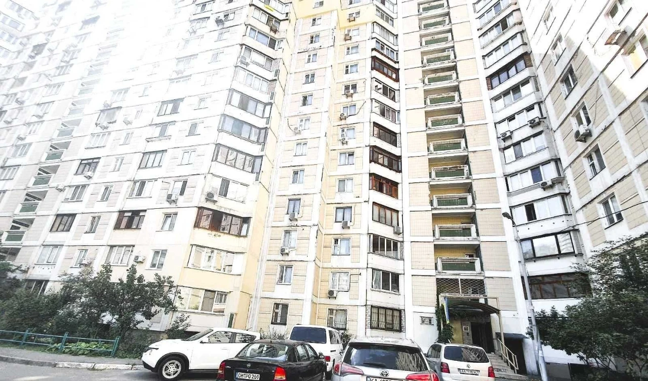 Sale of a large 2-room apartment on Vyshnjakivska, 7a