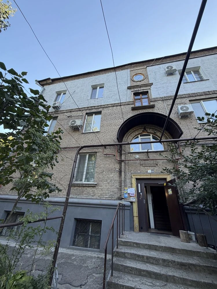 3-room apartment in a brick building, in the center, Zabotynsky