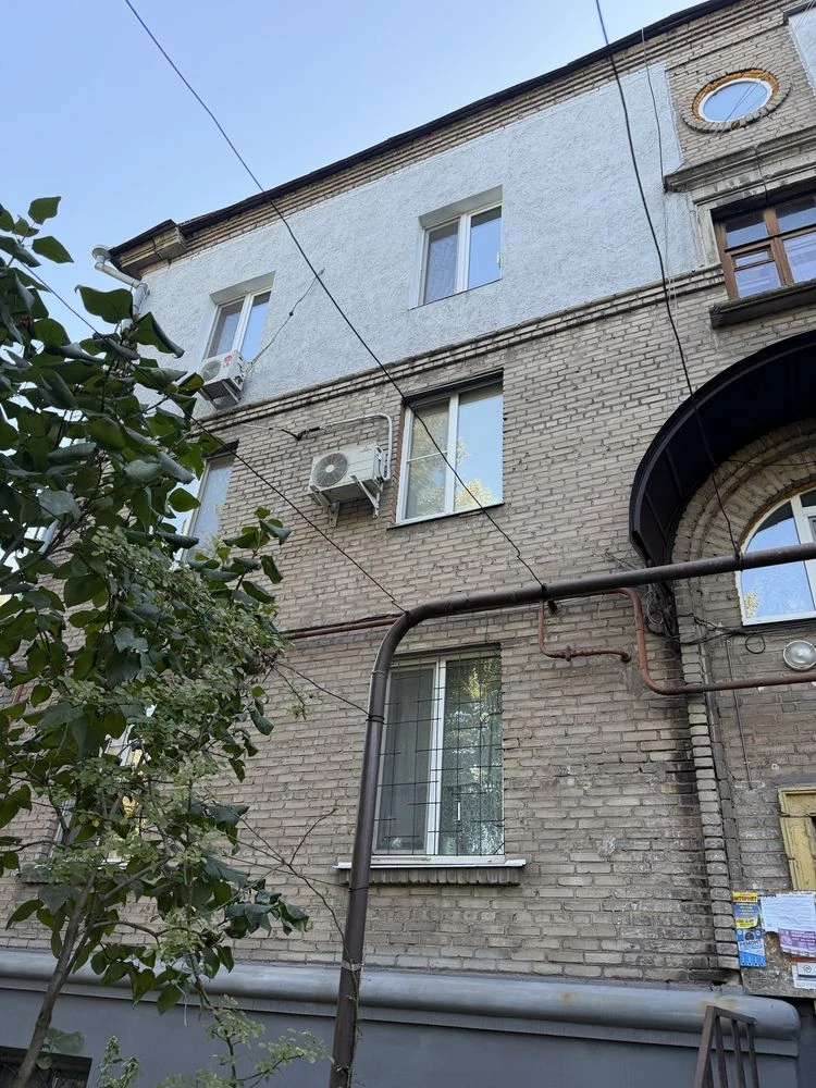 3-room apartment in a brick building, in the center, Zabotynsky