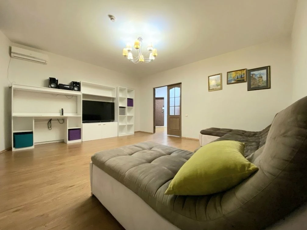 Nauki 80a, 3-room apartment