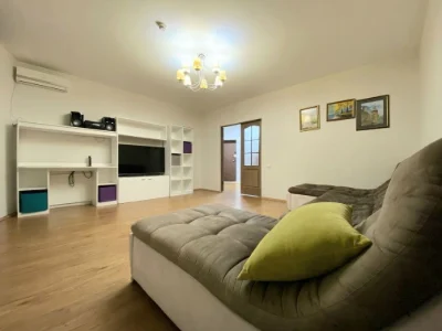 Nauki 80a, 3-room apartment