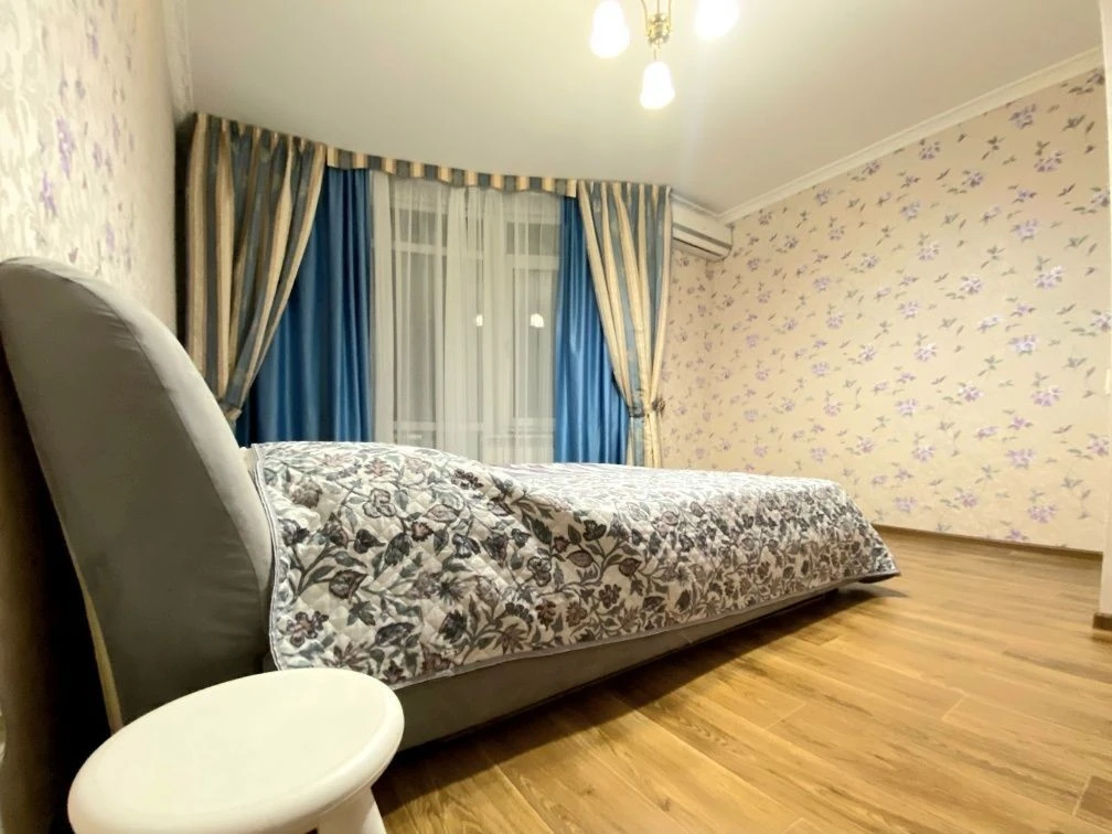Nauki 80a, 3-room apartment