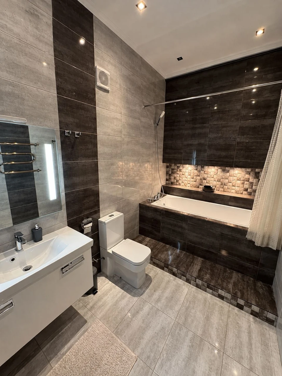 3 Bedroom Apartment near Zoloti Vory, 90 sq m, Oleksa Honchar Street