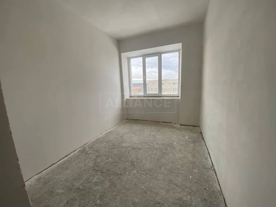 Sale of a furnished 2-room apartment ready for renovation