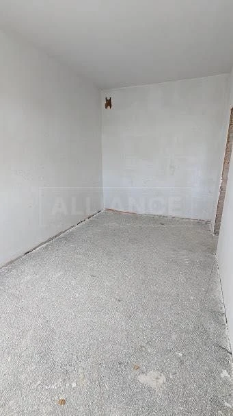 Sale of a furnished 2-room apartment ready for renovation
