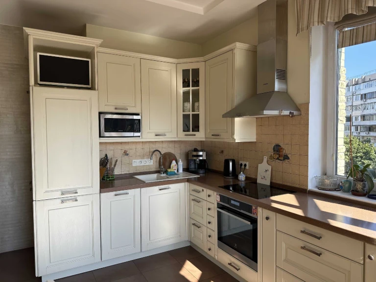 OWNER! 2-room apartment Por Rok Smaragdov Street