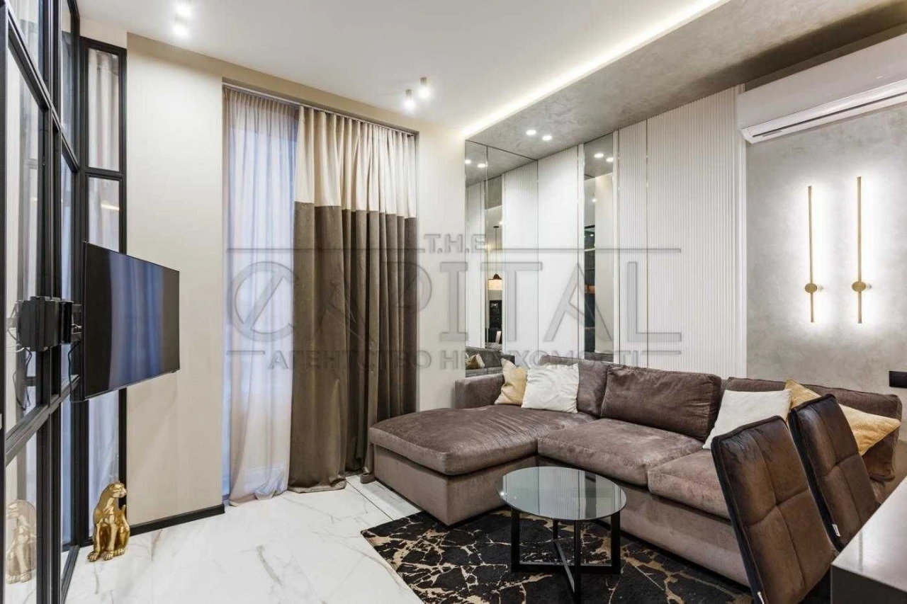 Spacious designer apartment in the "Novopecherskie Lipki" residential complex
