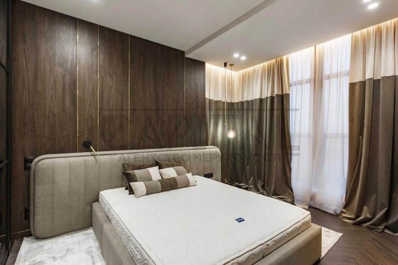 Spacious designer apartment in the "Novopecherskie Lipki" residential complex