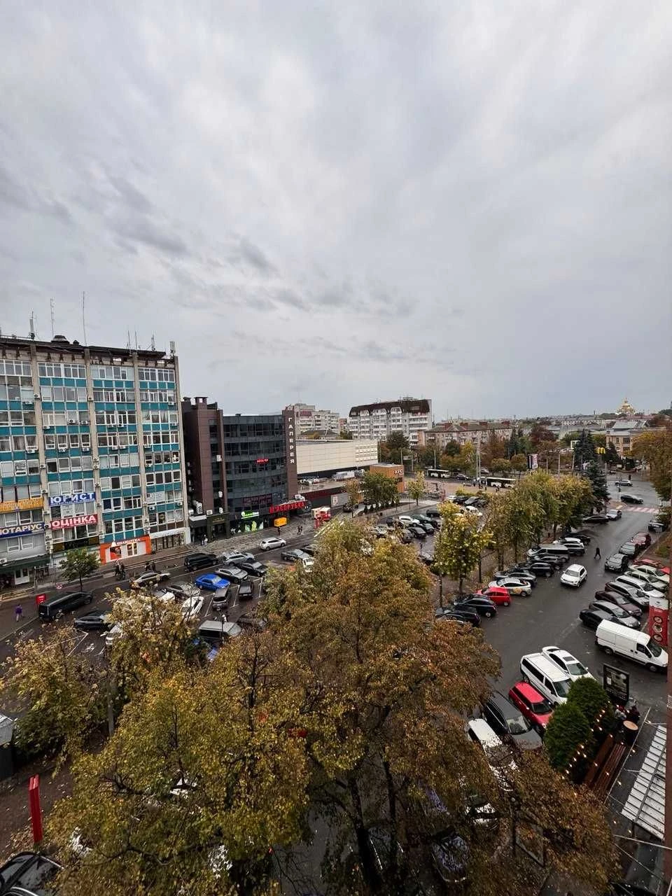 Простора чотирикімнатна квартира в самому центрі.