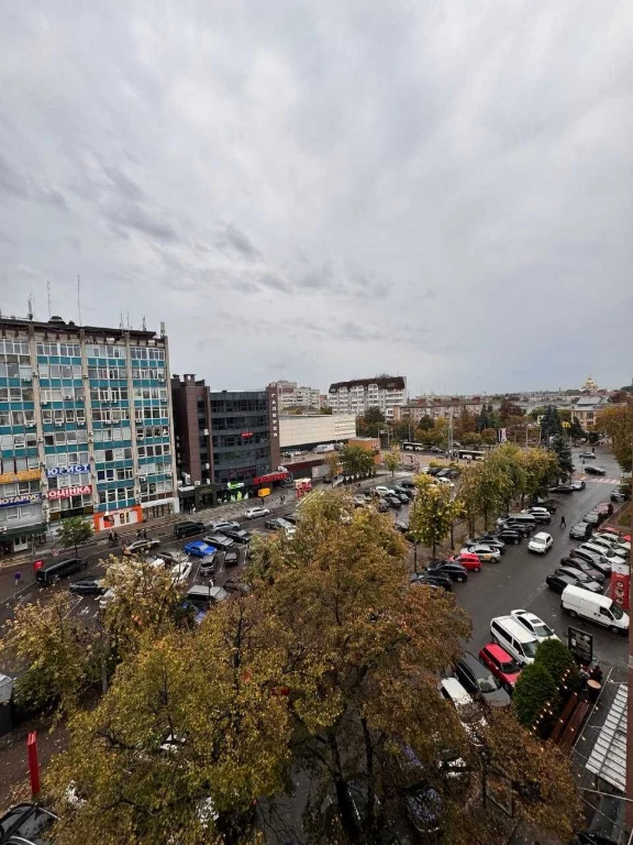 Простора чотирикімнатна квартира в самому центрі.