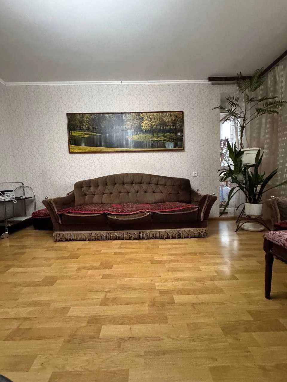 Простора чотирикімнатна квартира в самому центрі.