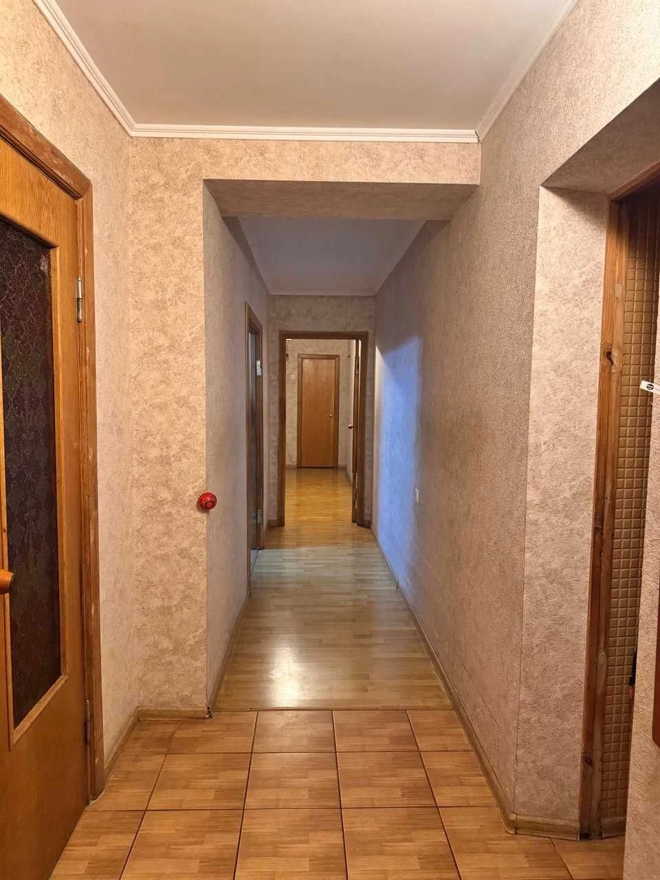 Простора чотирикімнатна квартира в самому центрі.