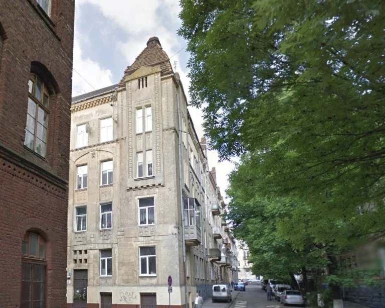 For sale 4-room apartment on Akademika Kuchera street, quiet center