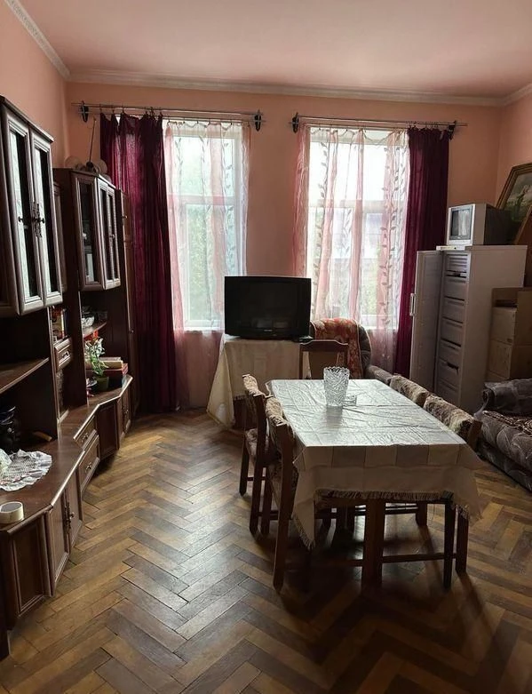 For sale 4-room apartment on Akademika Kuchera street, quiet center