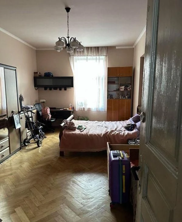 For sale 4-room apartment on Akademika Kuchera street, quiet center
