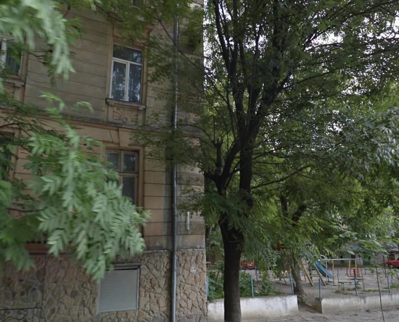 For sale 4-room apartment on Akademika Kuchera street, quiet center