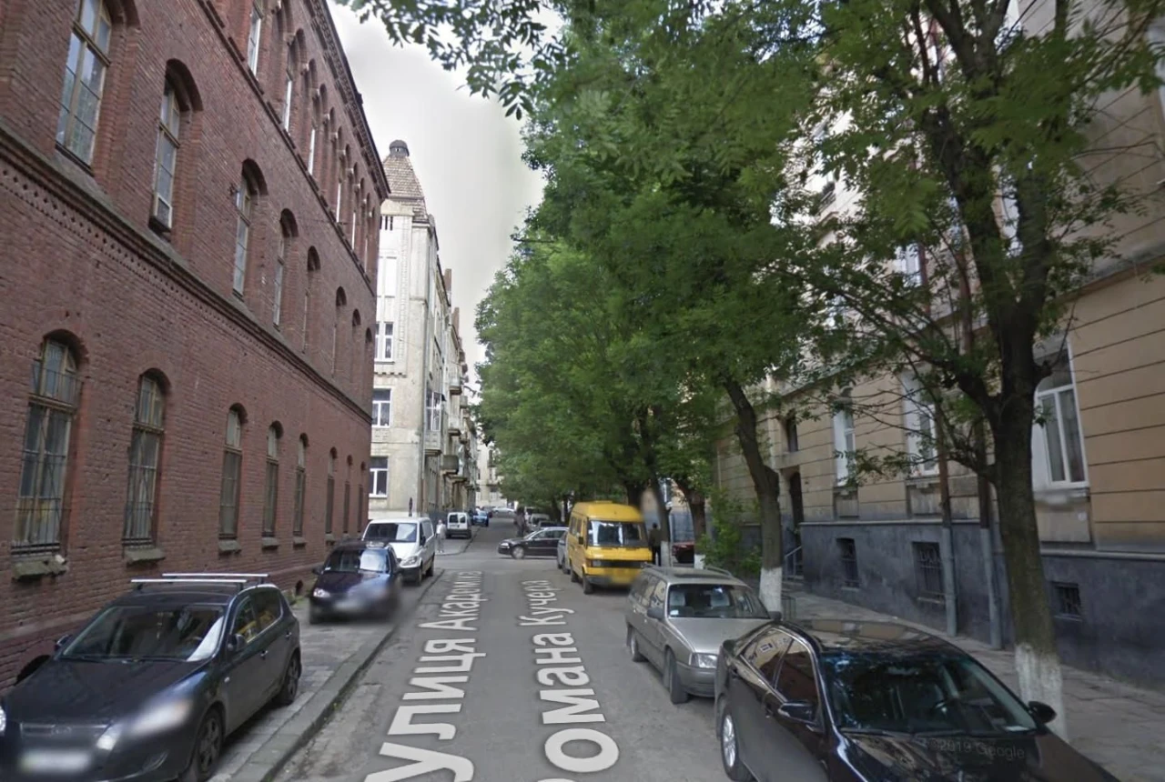 For sale 4-room apartment on Akademika Kuchera street, quiet center