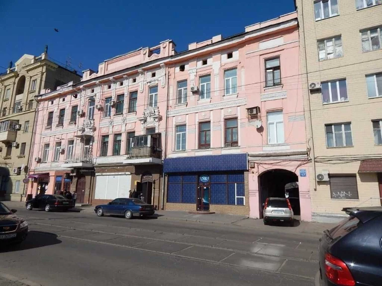 Продам в центре Харькова двухкомнатную квартиру в районе м."