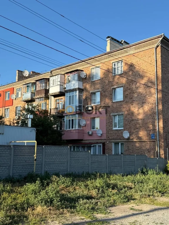 Срочно Продам 2 ком квартиру в кирпичном доме - Гараж и подв