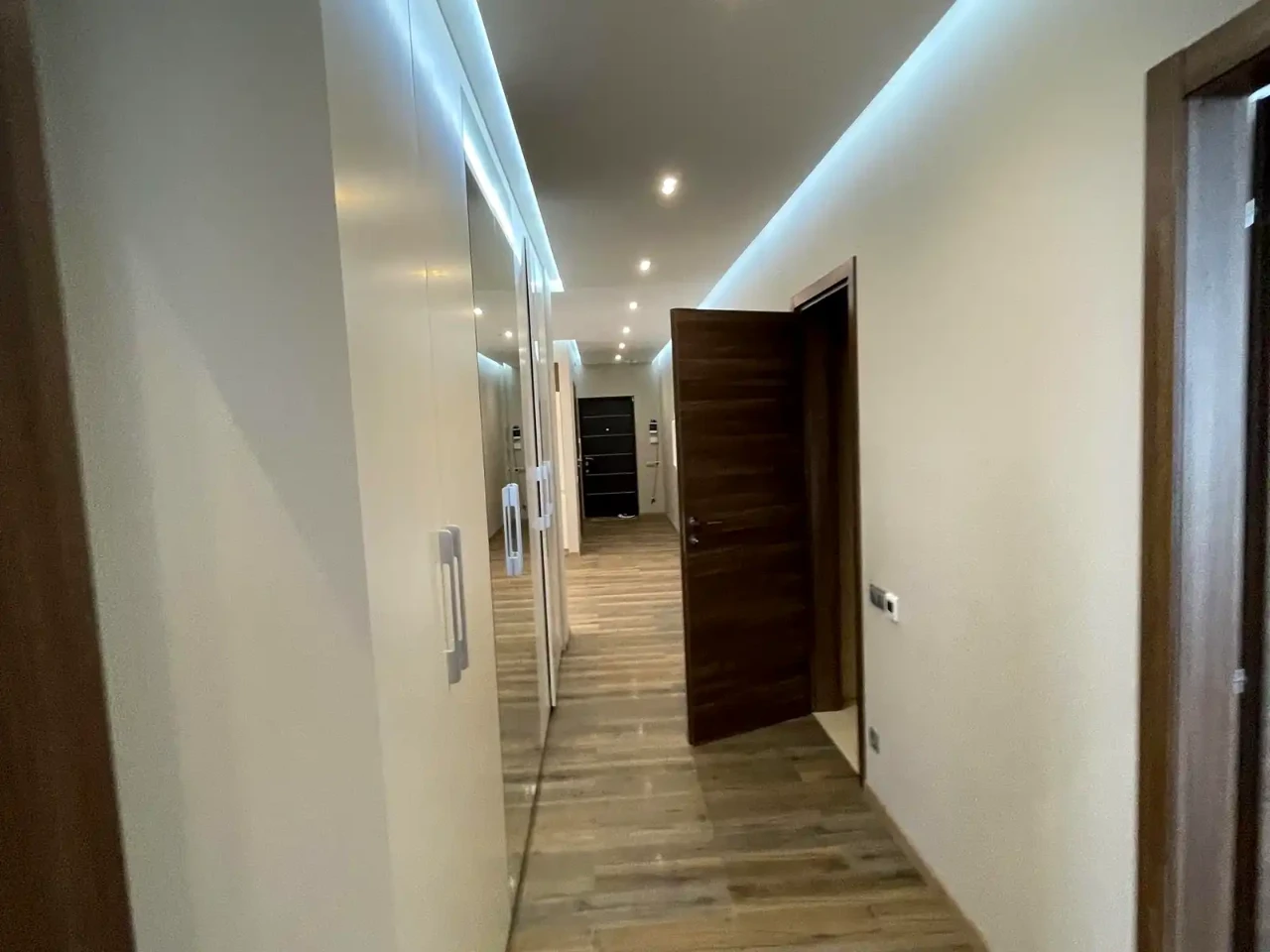 Сдается 3-комнатная квартира 106 м² на 21 этаже из 25