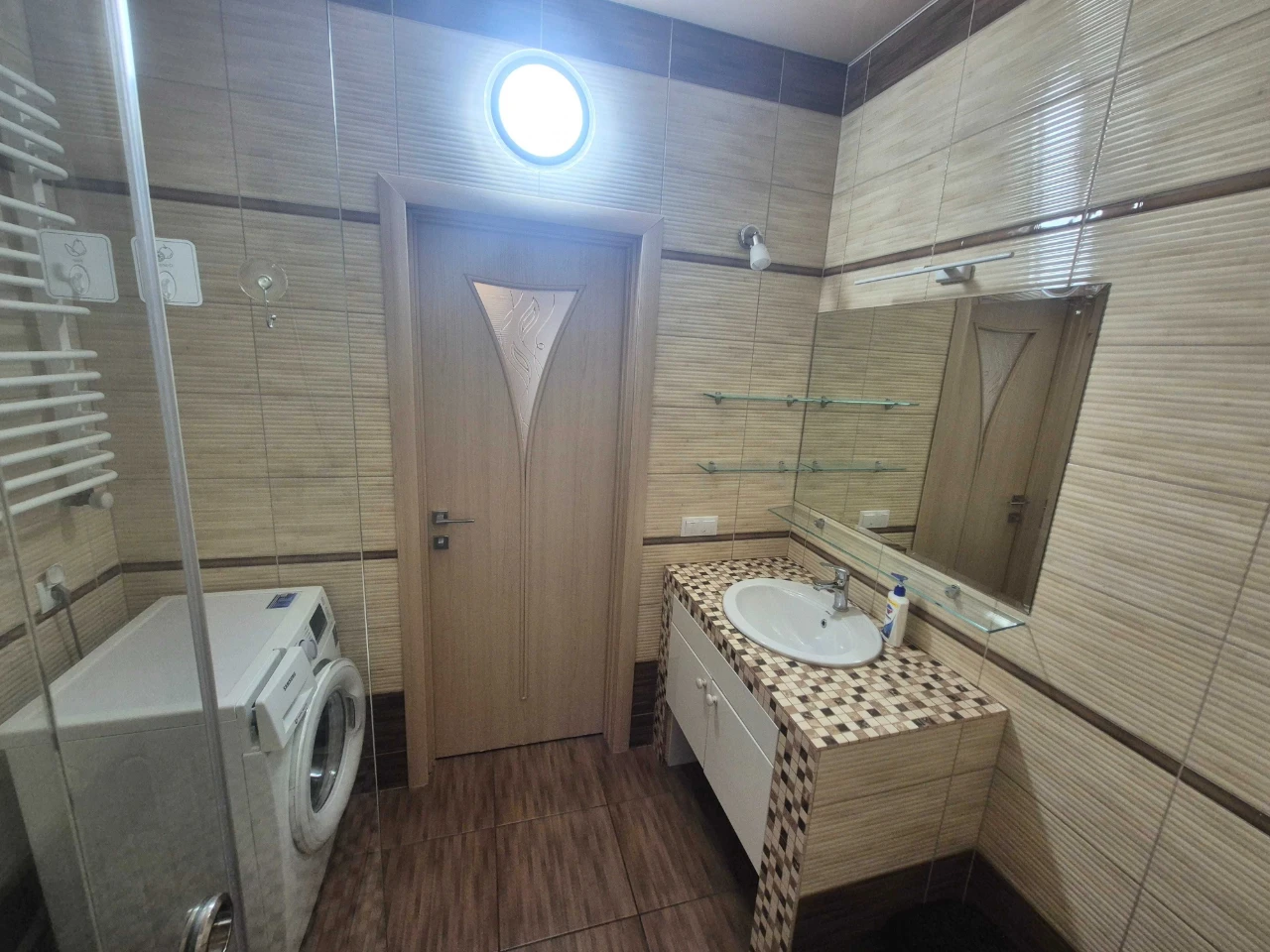 Продається 2-кімнатна квартира з ремонтом.