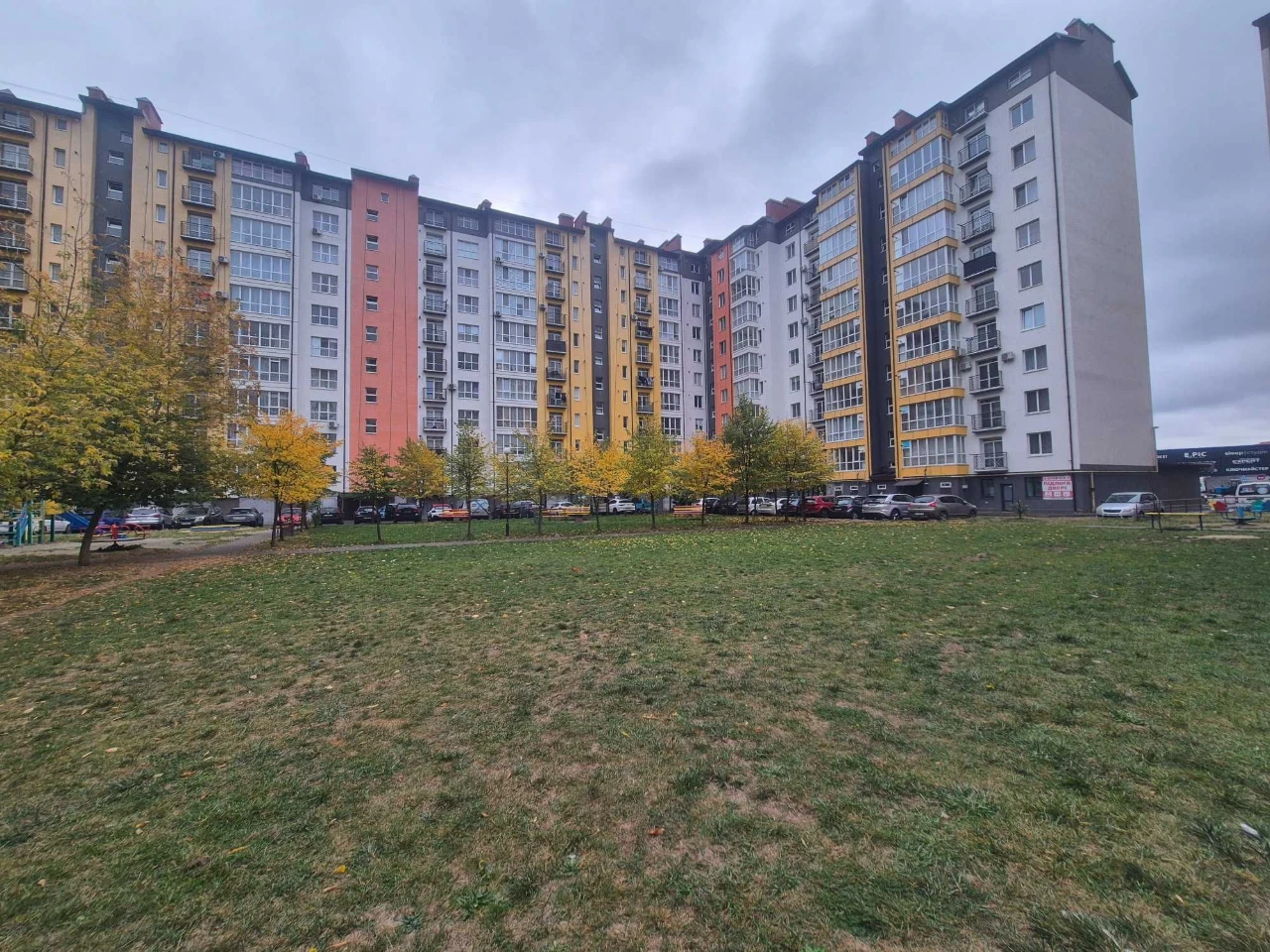 Продається 2-кімнатна квартира з ремонтом.