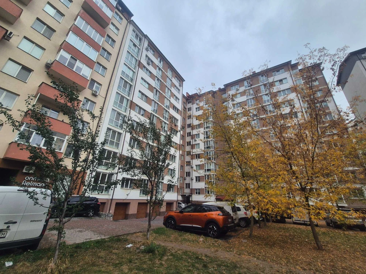 Продається 2-кімнатна квартира з ремонтом.
