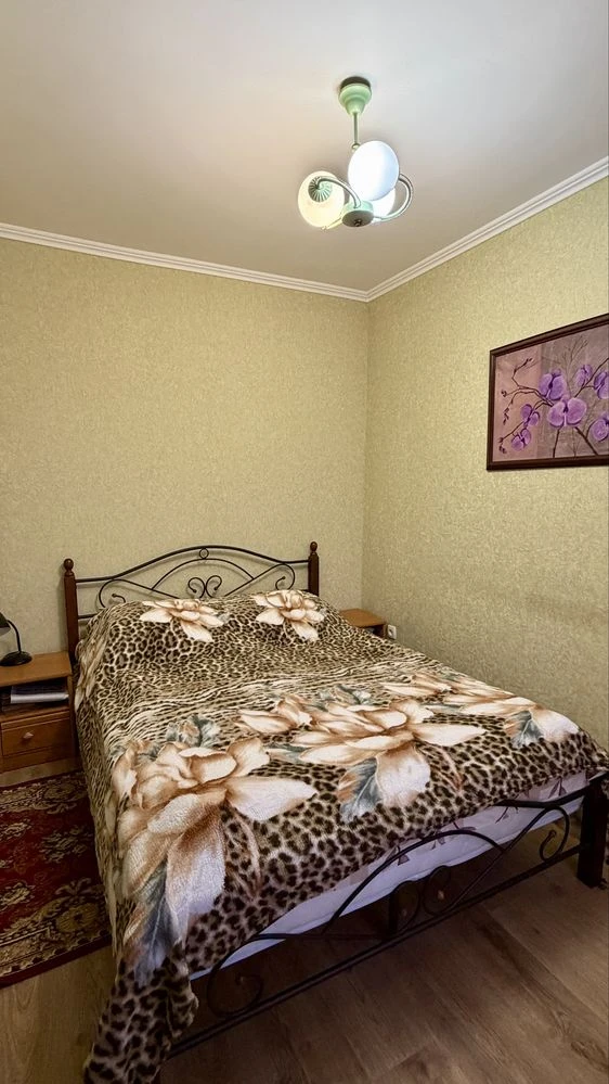 Three-bedroom apartment, Gurzhievska St. 13, quiet Center