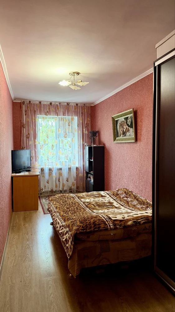 Three-bedroom apartment, Gurzhievska St. 13, quiet Center