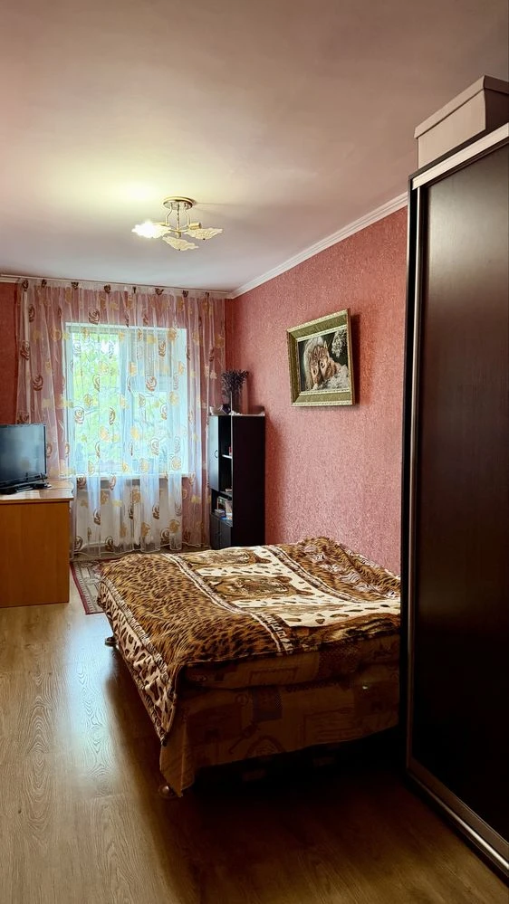 Three-bedroom apartment, Gurzhievska St. 13, quiet Center