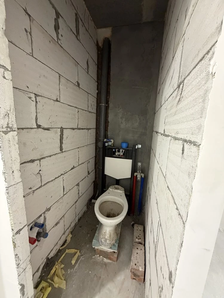 2% Renovation. Lakefront, sale of a 1-bedroom apartment