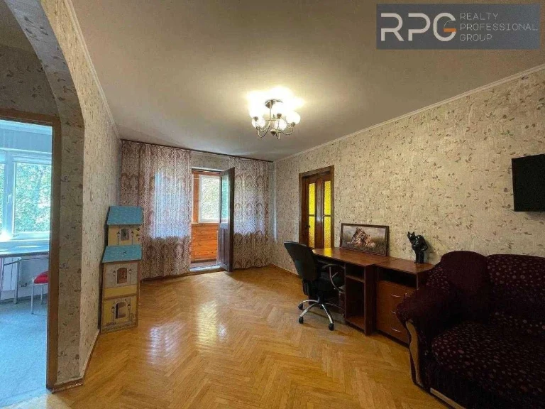 продаж 2 к квартири на вул Донця 18 Солом'янський р-н поруч