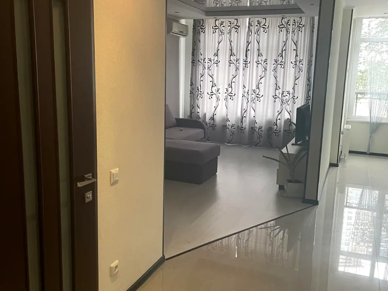 Продаж однокімнатної квартири площею 45 м² на 2 поверсі з 25 квартир у будинку.