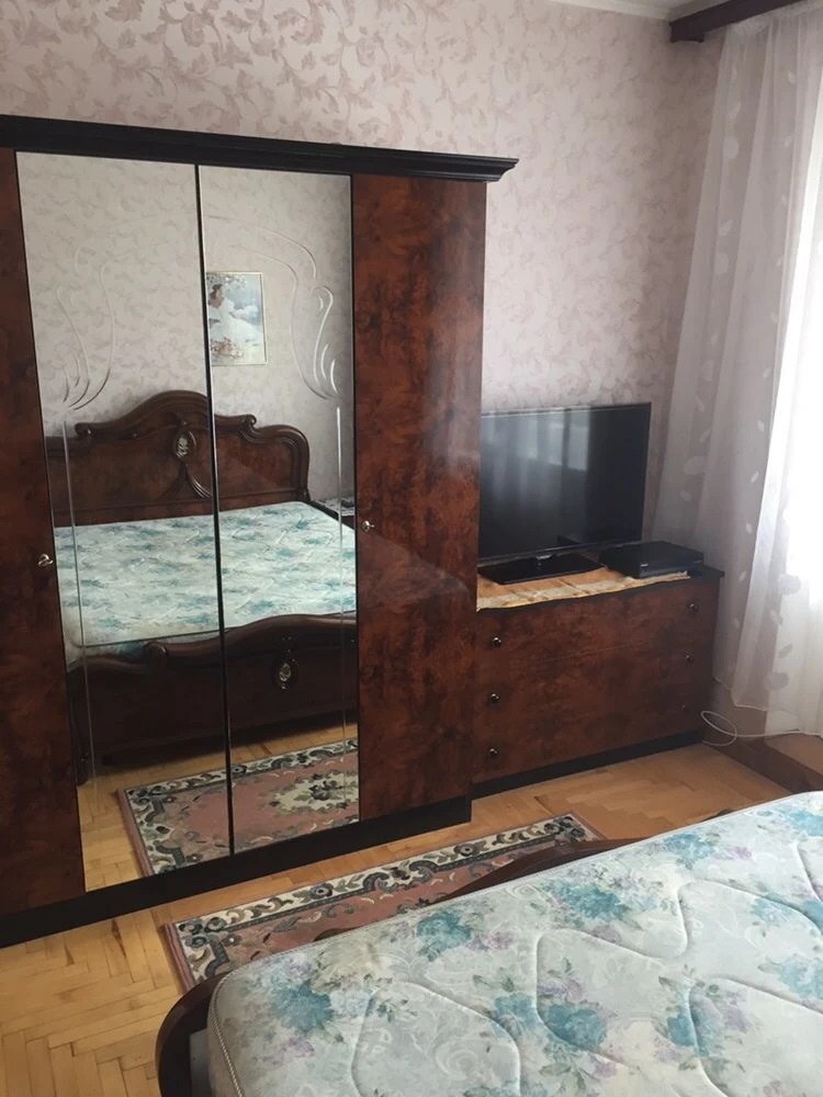 OWNER SELLS 3-bedroom apartment in Sykhiv, St. Skrypnyka