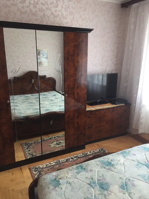 OWNER SELLS 3-bedroom apartment in Sykhiv, St. Skrypnyka