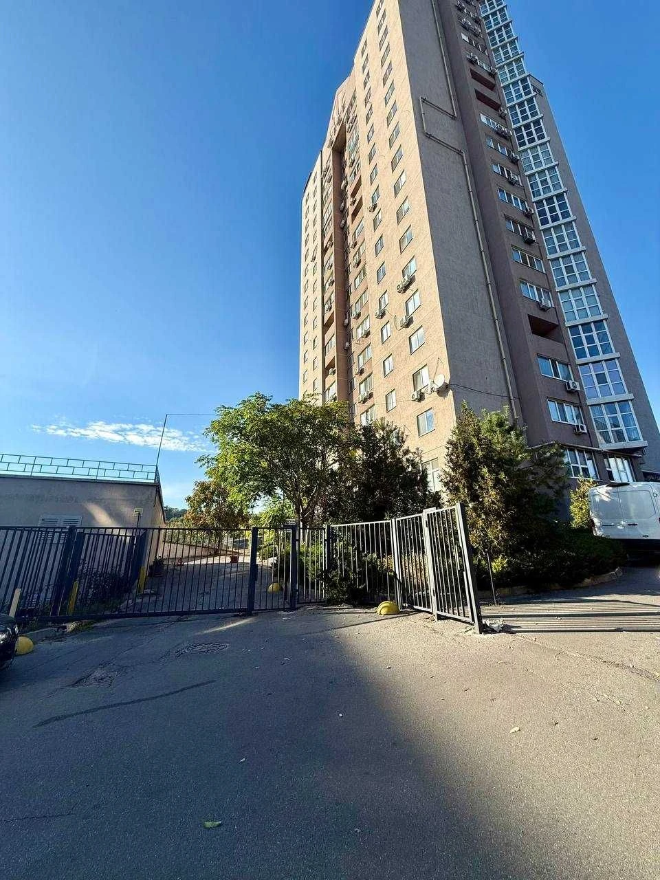 Spacious 3-bedroom apartment with a view of the Dnipro, Victory-1 residential area