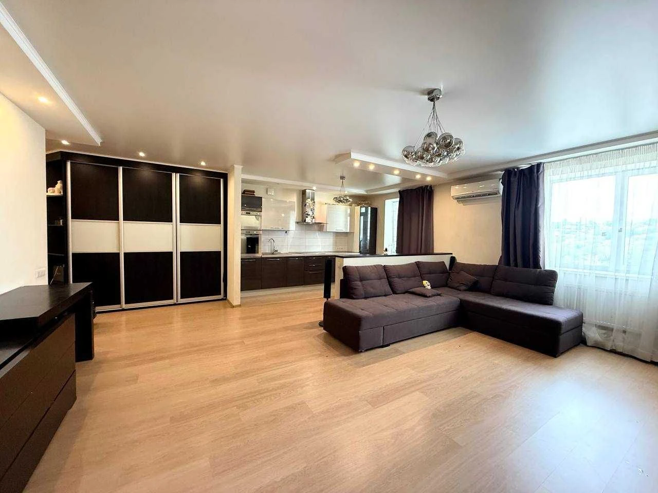 Spacious 3-bedroom apartment with a view of the Dnipro, Victory-1 residential area
